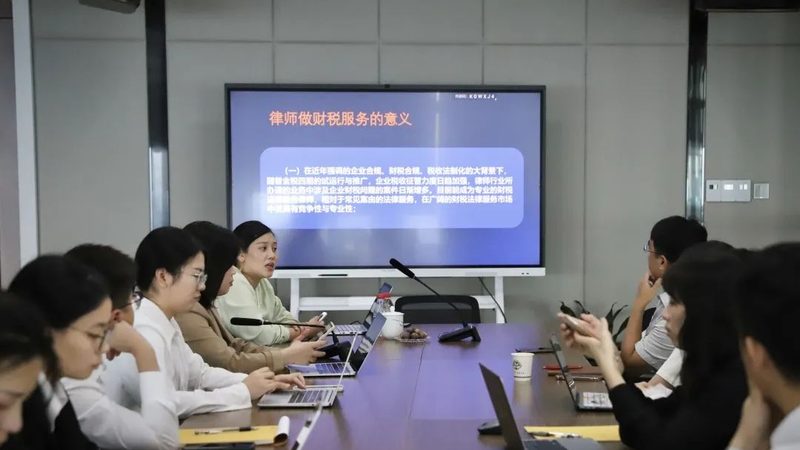 然而，在某些特殊情况下，法人可能不需要亲自到场。以下是一些可能的情况：